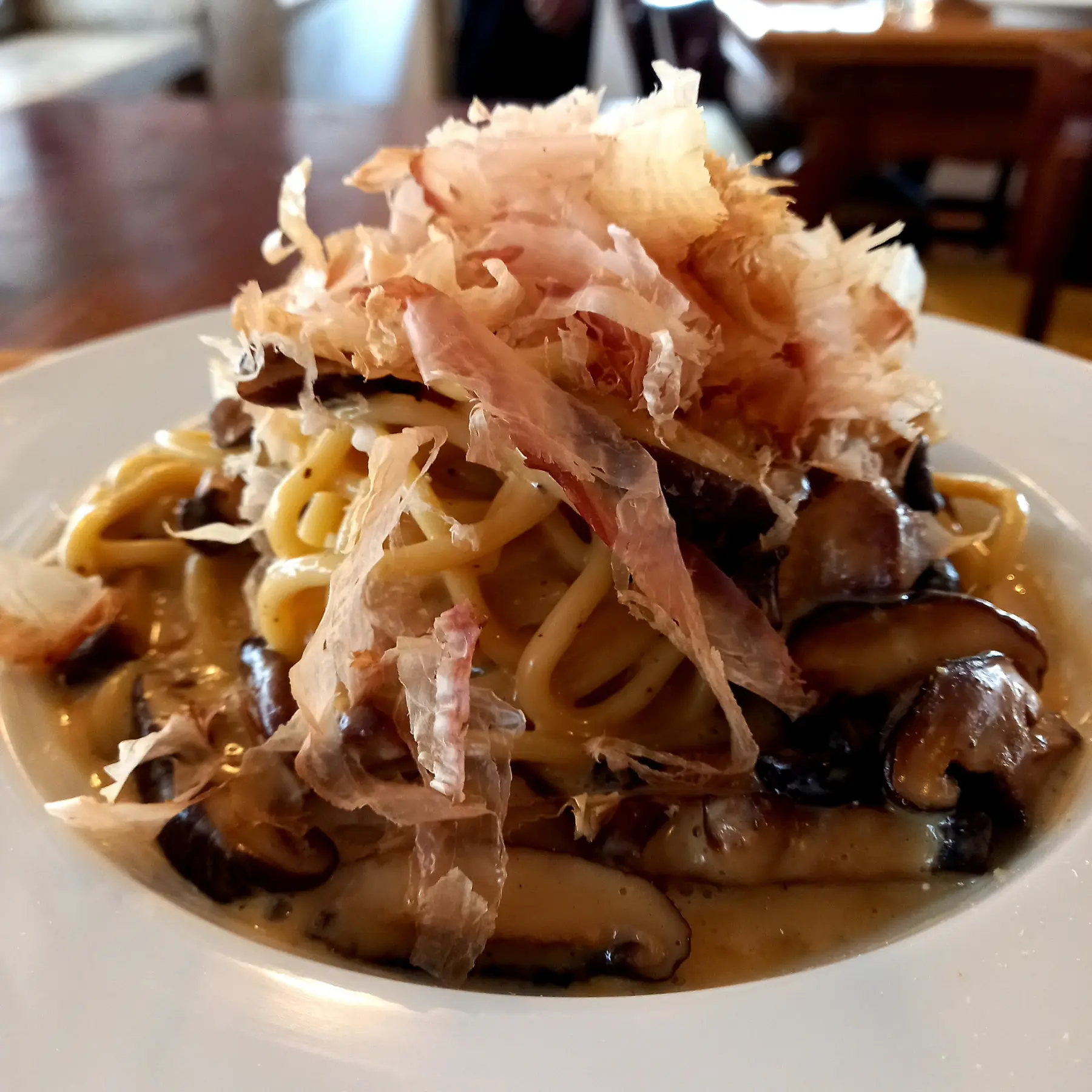 Carbo-umami com cogumelos e katsuobushi