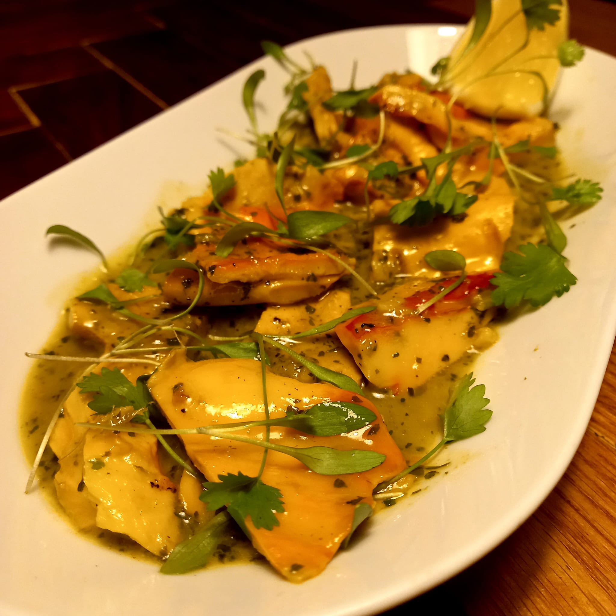 Laetiporus sulphureus saltato con coriandolo, burro, aglio e vino bianco