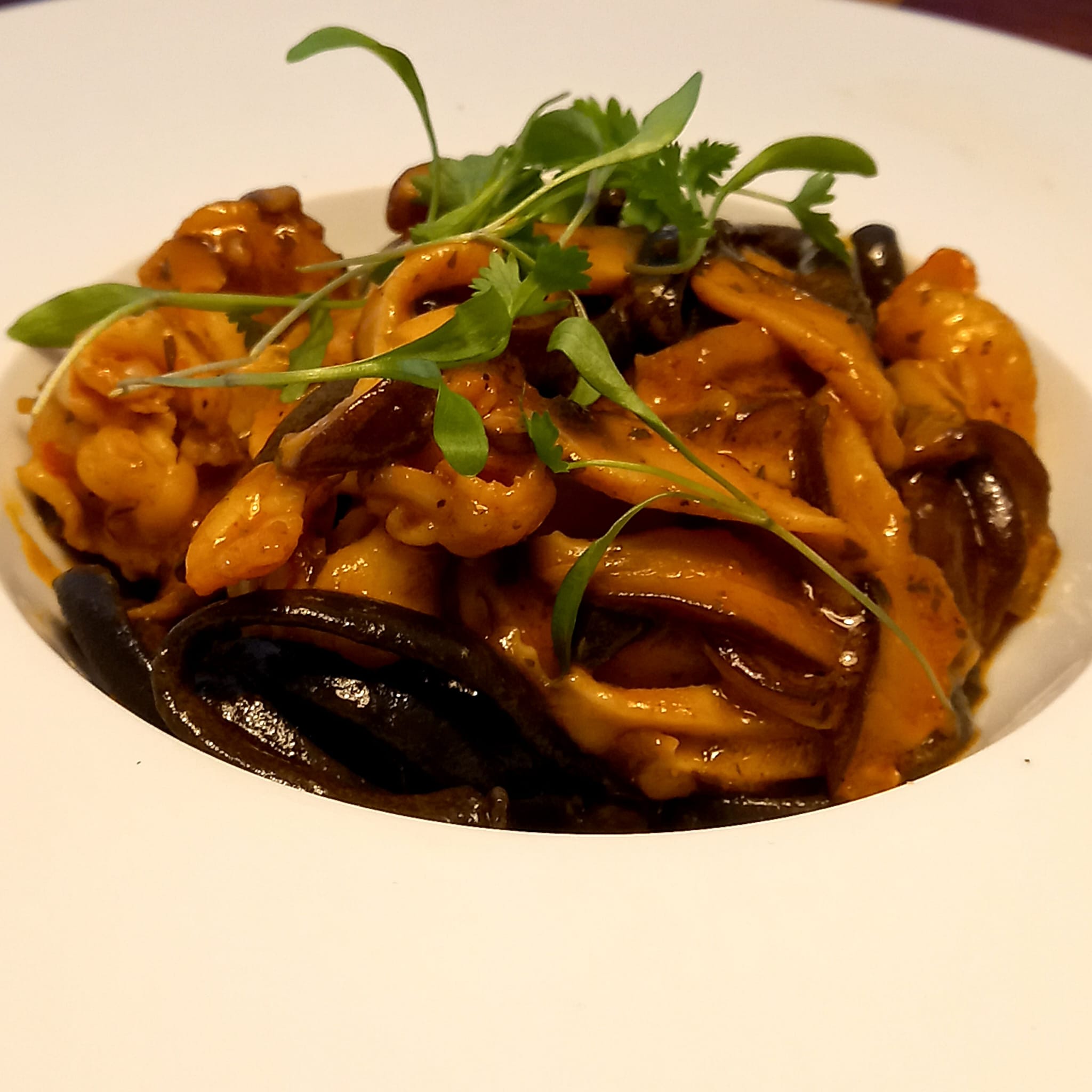 Linguine nere con shiitake biologici, gamberi e burro al gochujang